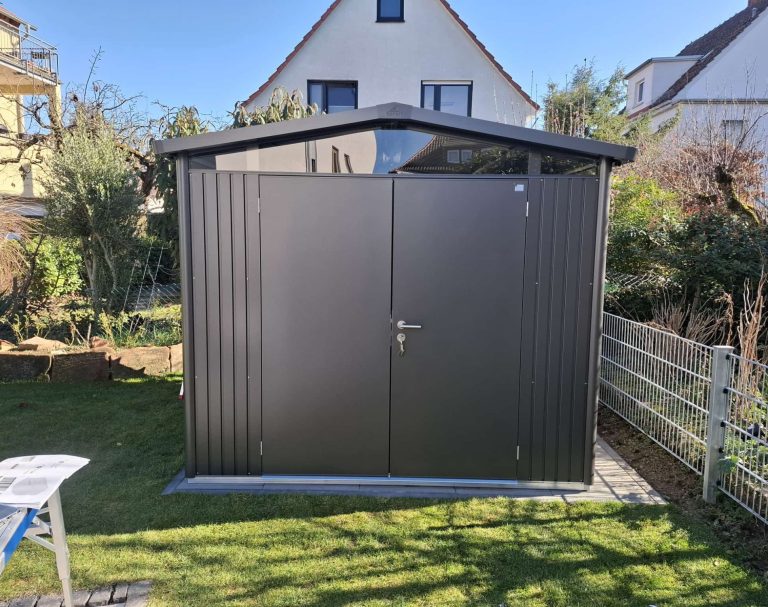 Anthrazitfarbenes Gartenhaus mit Doppeltür und verglastem Giebel