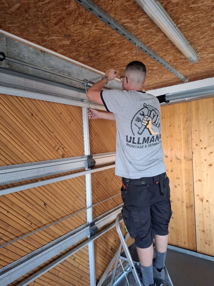 Federaustausch vor Ort Monteur von Ullmann Montage beim Federaustausch am Garagentor in Stadecken-Elsheim