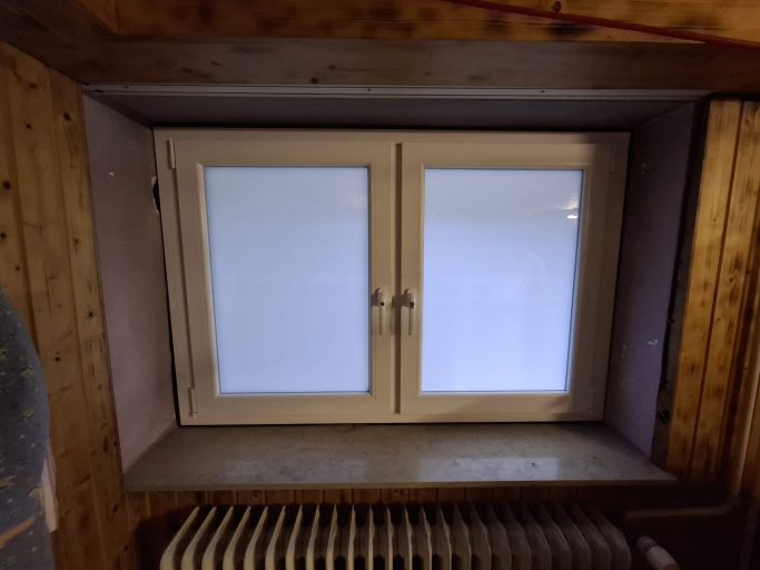 Nachher Nachher: neues weißes zweiflügeliges Fenster mit sichtgeschützter Verglasung im selben Raum