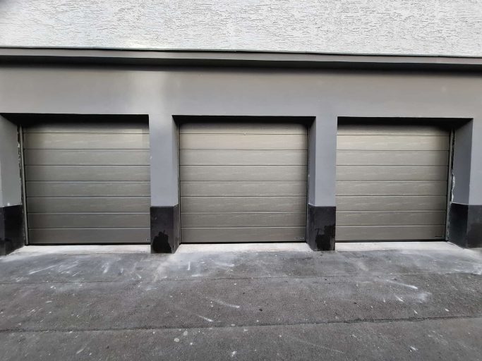 Nachher Nachher: drei neue Sektionaltore mit waagerechter Gliederung in der bestehenden Garagenfront